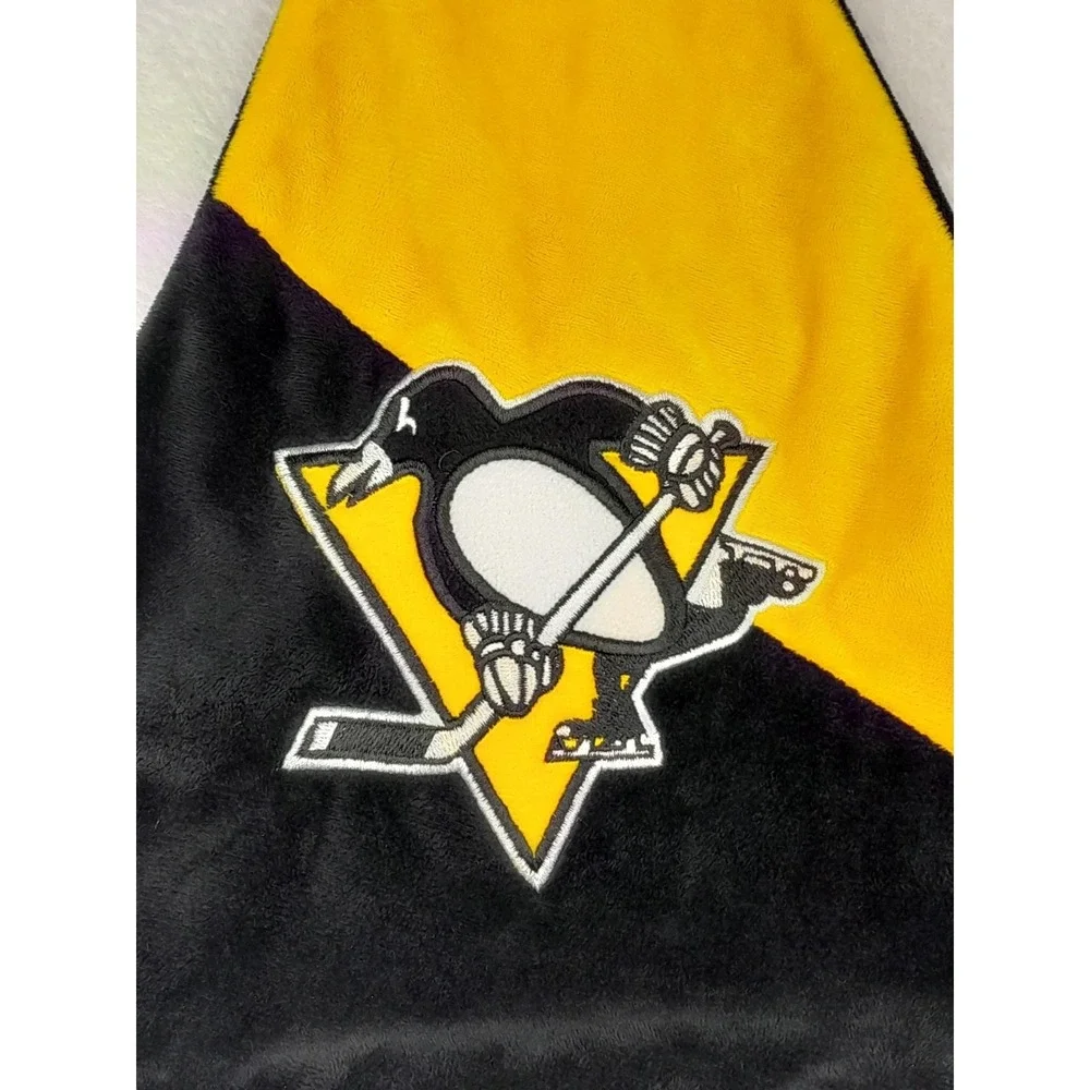 Pittsburgh‎ Penguins NHL Colorblock Santa Hat Forever Collectibles Logo Winter